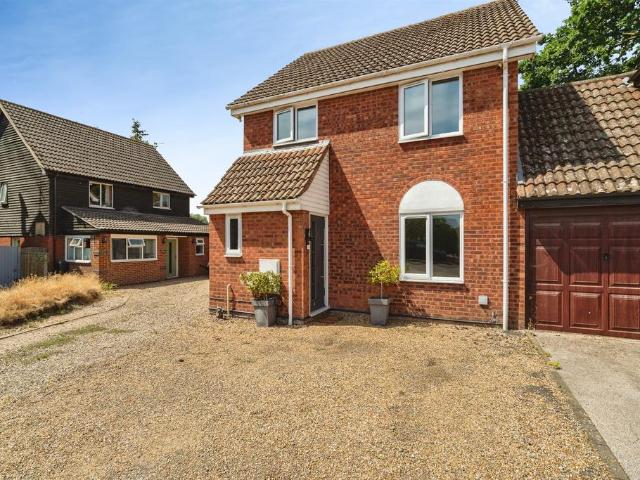 3 bedroom link detached house for sale