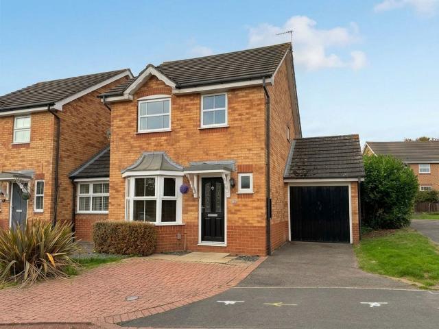 3 bedroom link detached house for sale