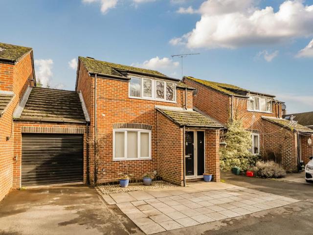 3 bedroom link detached house for sale