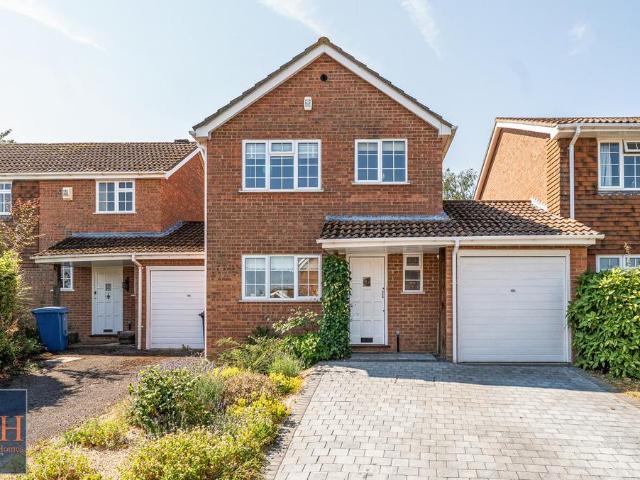 3 bedroom link detached house for sale