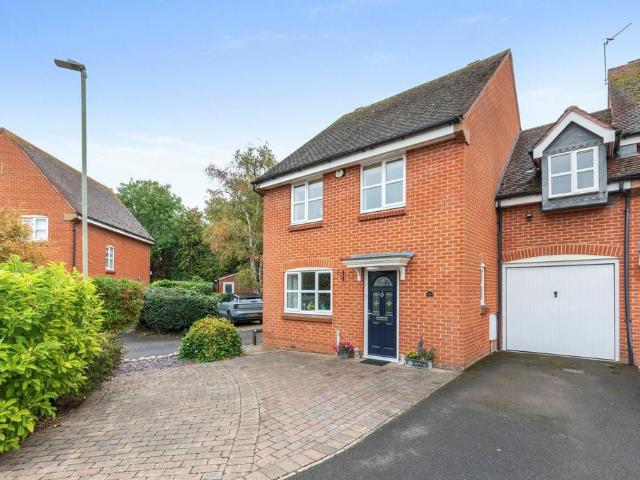 3 bedroom link detached house for sale