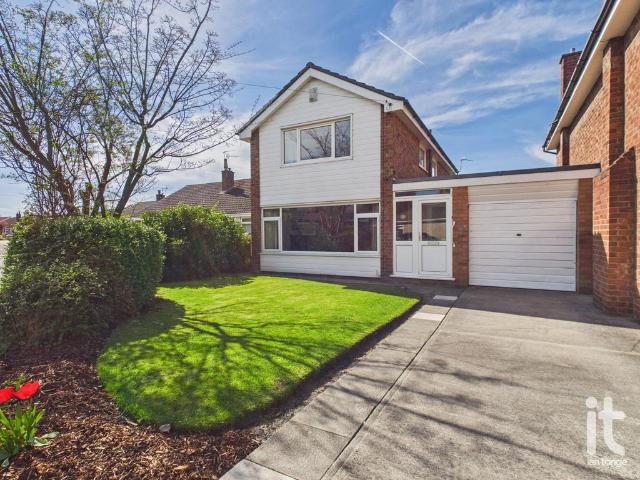 3 bedroom link detached house for sale