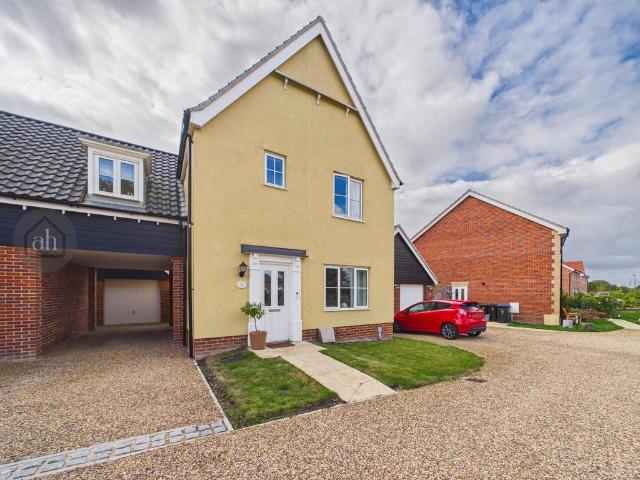 3 bedroom link detached house for sale