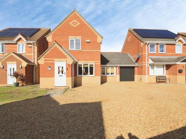 3 bedroom link detached house for sale