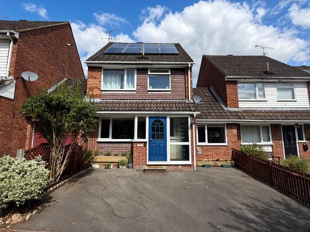 3 bedroom link detached house for sale