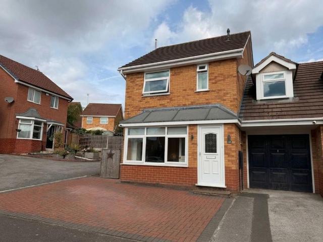 3 bedroom link detached house for sale