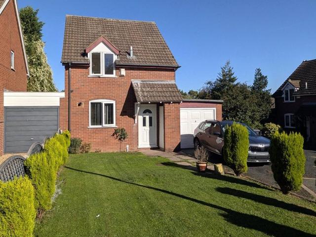 3 bedroom link detached house for sale
