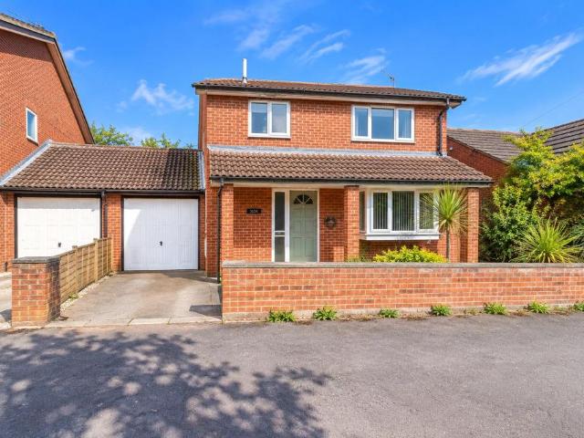 3 bedroom link detached house for sale