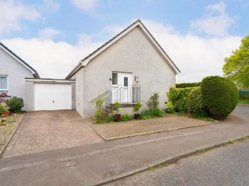3 bedroom link detached house for sale