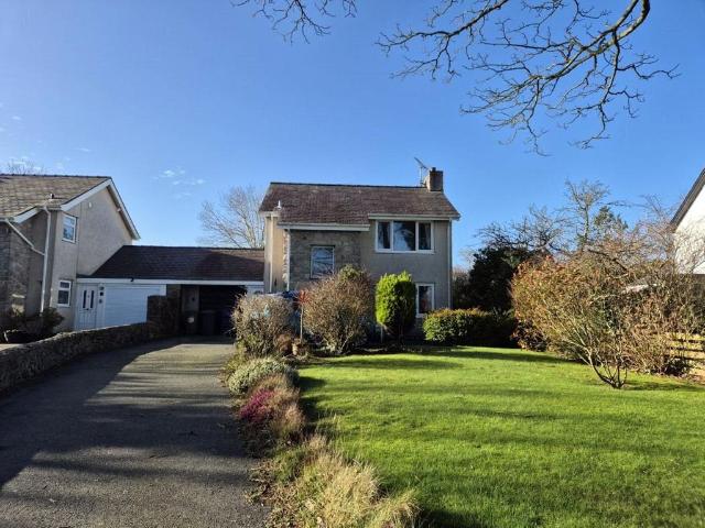3 bedroom link detached house for sale