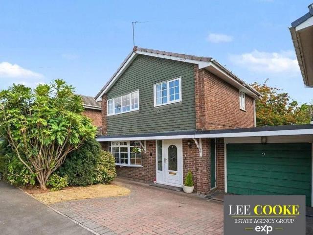 3 bedroom link detached house for sale
