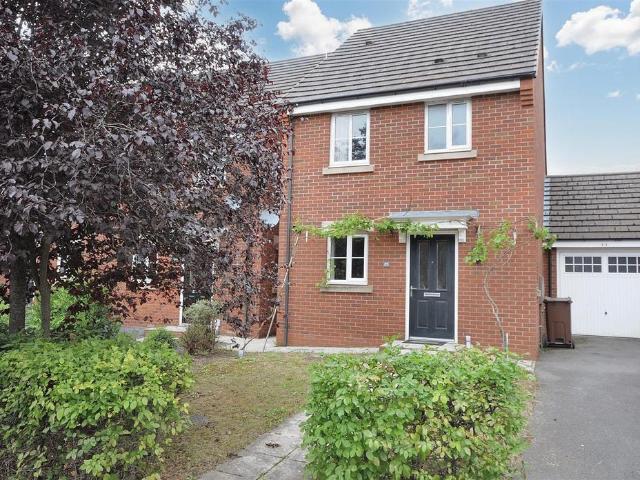 3 bedroom link detached house for sale