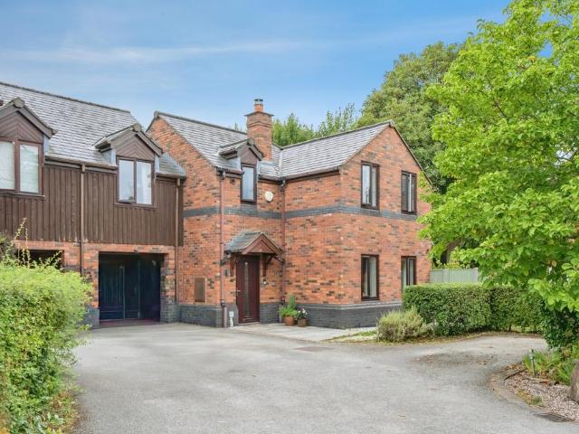 3 bedroom link detached house for sale