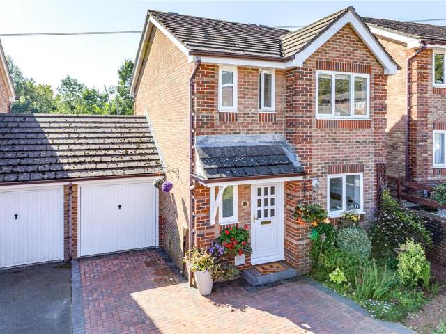 3 bedroom link detached house for sale