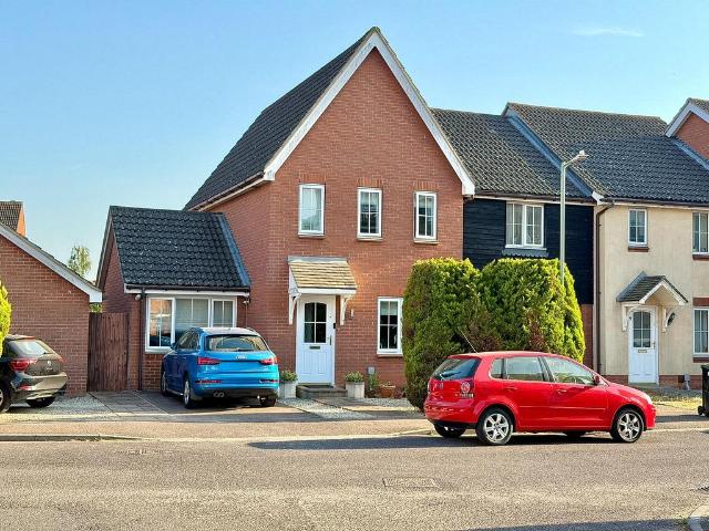 3 bedroom link detached house for sale