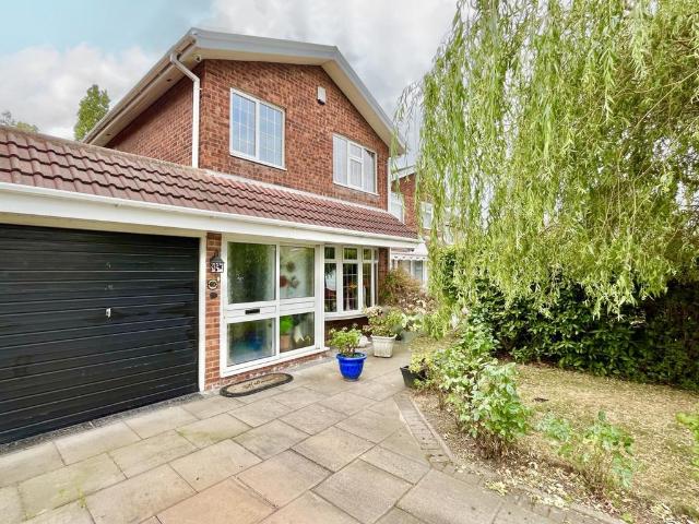 3 bedroom link detached house for sale