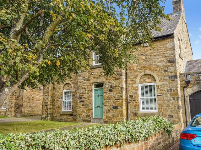 3 bedroom link detached house for sale