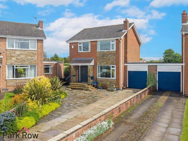 3 bedroom link detached house for sale