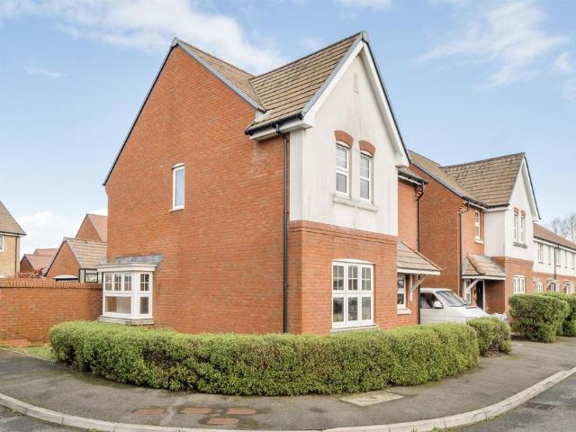 3 bedroom link detached house for sale