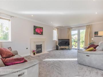 3 bedroom link detached house for sale