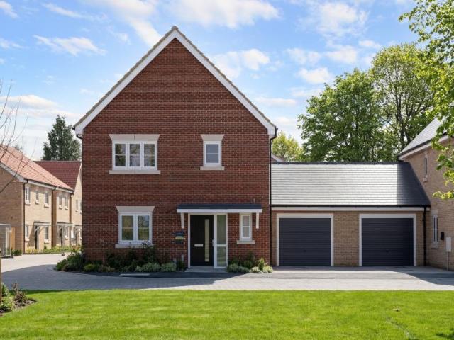 3 bedroom link detached house for sale