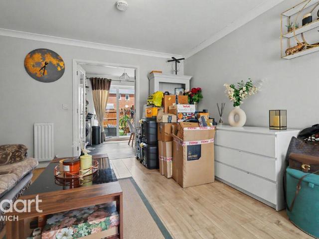 3 bedroom link detached house for sale