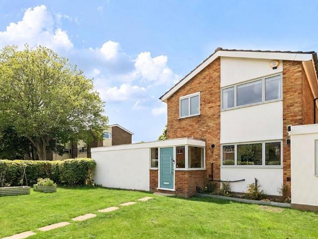 3 bedroom link detached house for sale