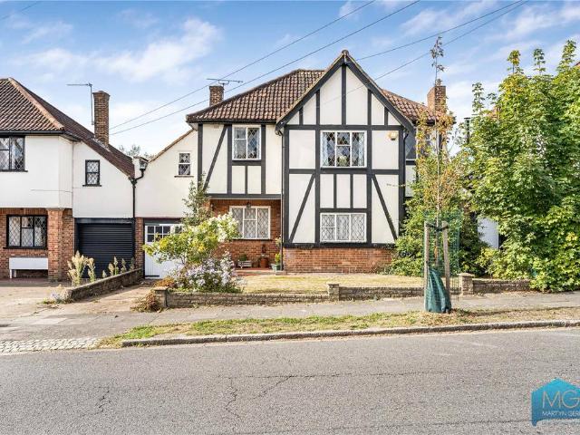 3 bedroom link detached house for sale