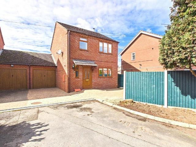 3 bedroom link detached house for sale