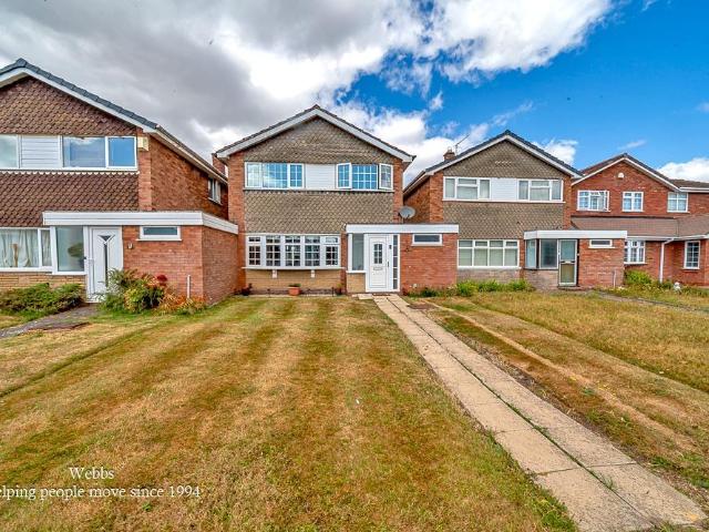 3 bedroom link detached house for sale