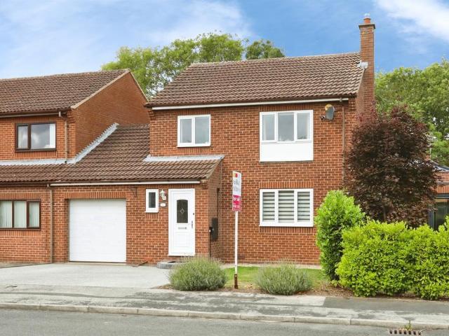 3 bedroom link detached house for sale