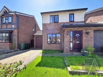 3 bedroom link detached house for sale