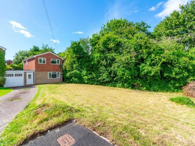 3 bedroom link detached house for sale