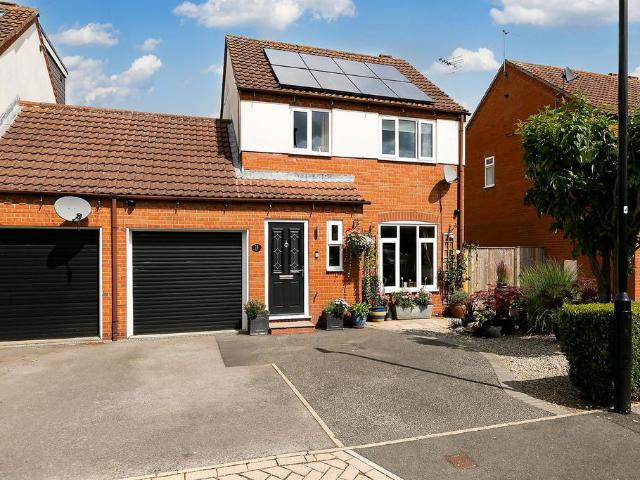 3 bedroom link detached house for sale