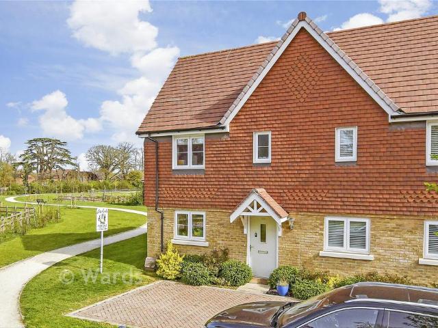 3 bedroom link detached house for sale