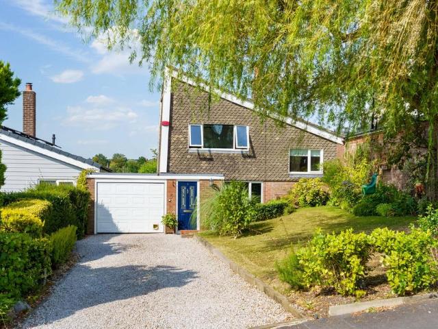 3 bedroom link detached house for sale