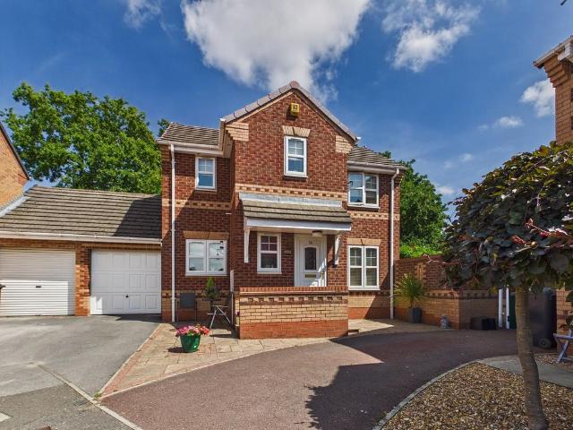3 bedroom link detached house for sale