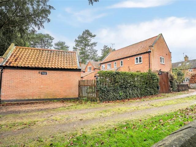 3 bedroom link detached house for sale