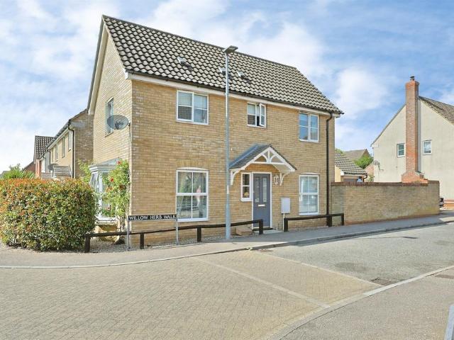 3 bedroom link detached house for sale