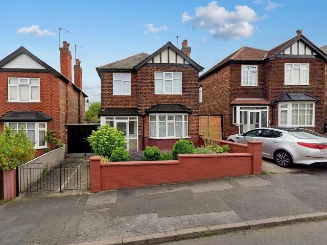3 bedroom link detached house for sale