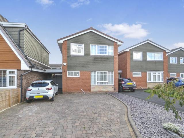 3 bedroom link detached house for sale