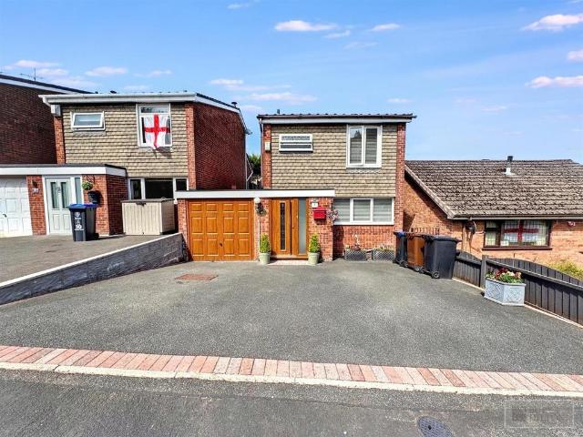 3 bedroom link detached house for sale