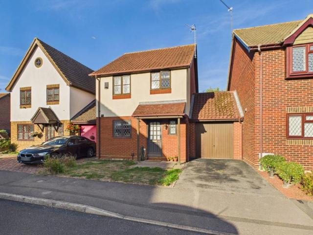 3 bedroom link detached house for sale