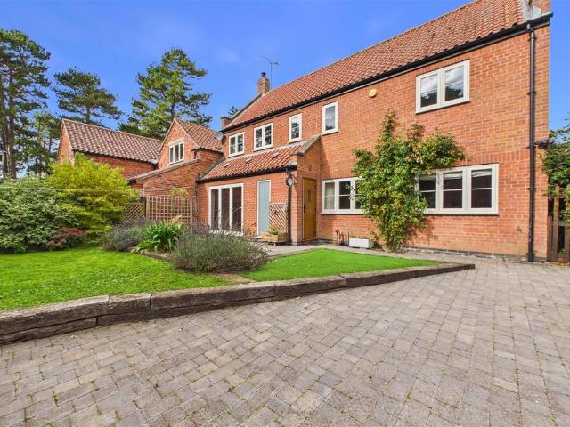 3 bedroom link detached house for sale