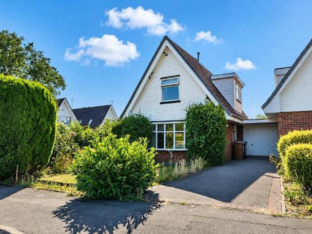 3 bedroom link detached house for sale