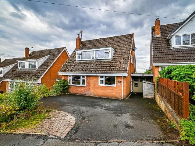 3 bedroom link detached house for sale