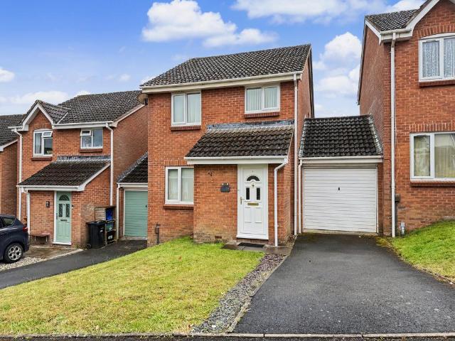 3 bedroom link detached house for sale