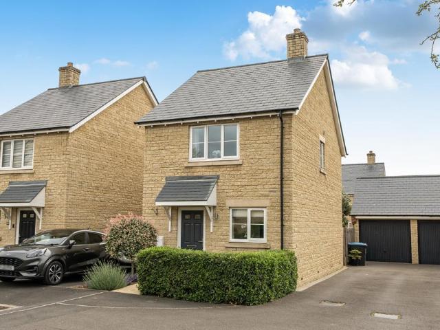 3 bedroom link detached house for sale