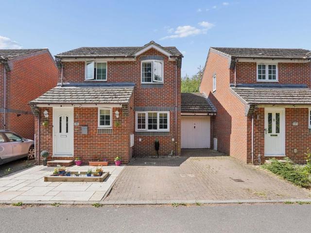 3 bedroom link detached house for sale