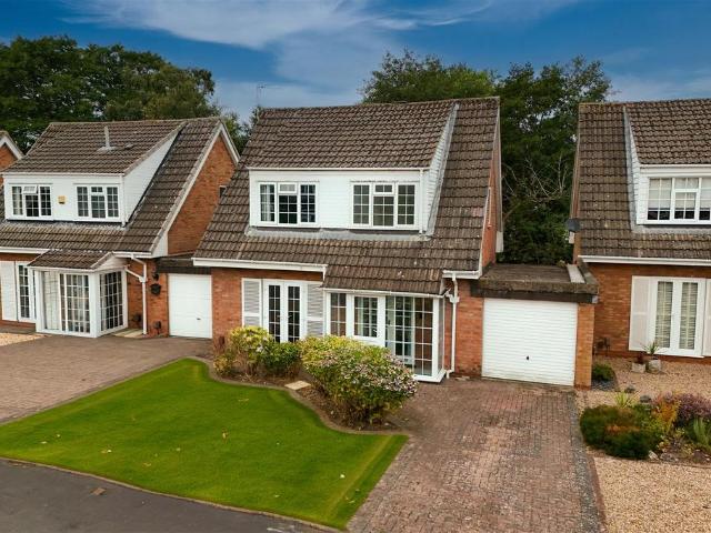 3 bedroom link detached house for sale
